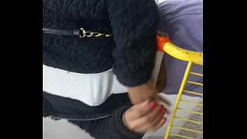 Safada inteada no mercado de shortinho