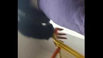 Safada inteada no mercado de shortinho