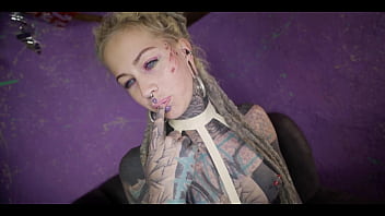 Tatted babe is desperate for deep anal stuffing to squirt