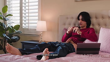 Boyfriend caught with his pants down gf takes offense and mounts him instantly