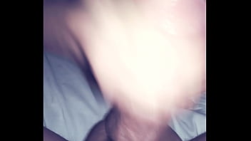 Mi pendejita corriendome un rica pajita