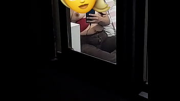 La espio mientras chatea