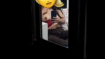 La espio mientras chatea