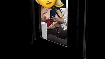 La espio mientras chatea