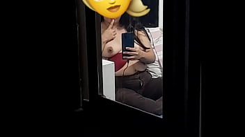 La espio mientras chatea