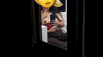 La espio mientras chatea