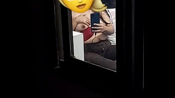 La espio mientras chatea