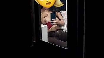 La espio mientras chatea