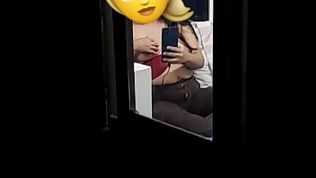 La espio mientras chatea