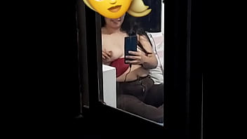 La espio mientras chatea