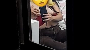 La espio mientras chatea