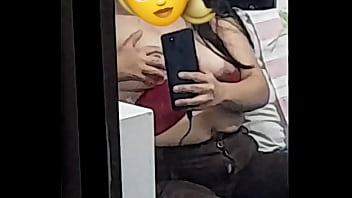 La espio mientras chatea