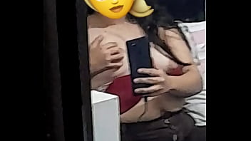 La espio mientras chatea La espio mientras chatea