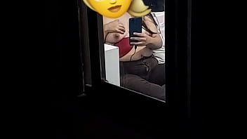 La espio mientras chatea