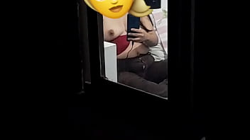 La espio mientras chatea