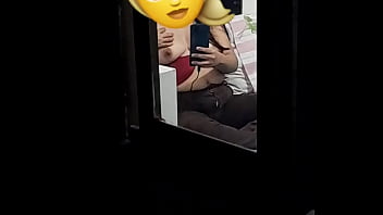 La espio mientras chatea