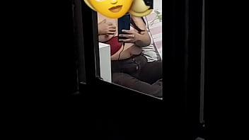 La espio mientras chatea