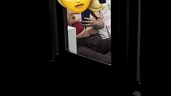 La espio mientras chatea