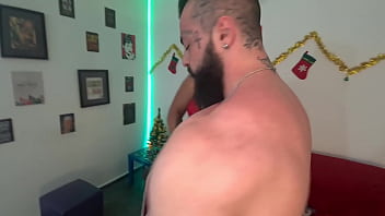 No pelo com gostoso sarado no clima de natal