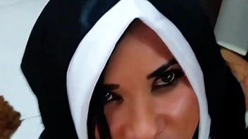 Halloween freira inocente leva porra na boca