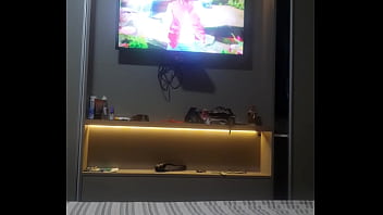 Moreninha puta rebolando a raba gigante