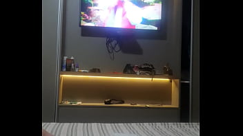 Moreninha puta rebolando a raba gigante