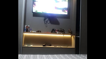 Moreninha puta rebolando a raba gigante