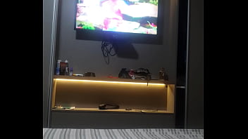 Moreninha puta rebolando a raba gigante