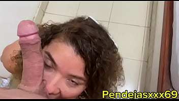 Linda latina con su coño lleno de leche