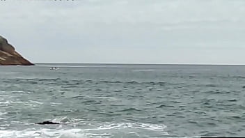 Gostosa bate uma na praia