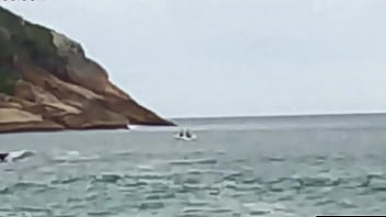 Gostosa bate uma na praia