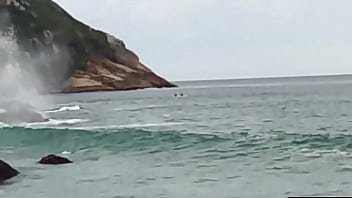 Gostosa bate uma na praia