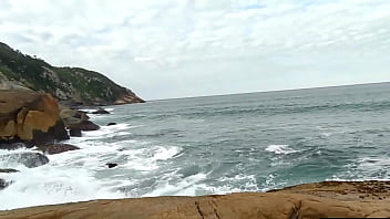 Gostosa bate uma na praia