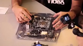 Especialista delicia montando pc com professor gostosinho