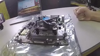 Especialista delicia montando pc com professor gostosinho