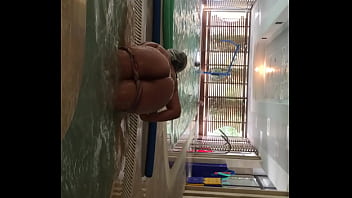 Culona sale de alberca desnuda 2