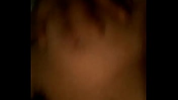 Amiga jugando con sus senos