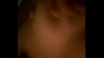 Amiga jugando con sus senos