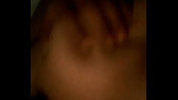 Amiga jugando con sus senos