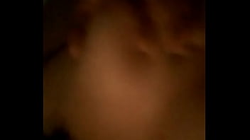 Amiga jugando con sus senos