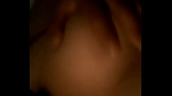 Amiga jugando con sus senos