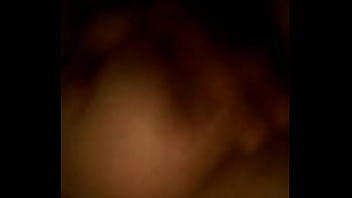 Amiga jugando con sus senos