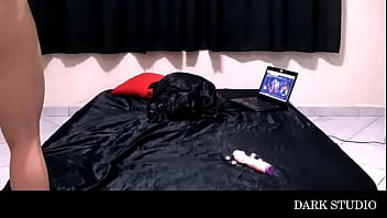 Gostosa brincando com seu consolo metendo ele bem fundo no cozinho