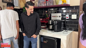 Novinha casada numa suruba com sexo anal na cuckold house