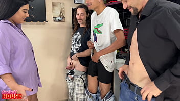 Novinha casada numa suruba com sexo anal na cuckold house