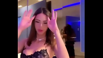 Safadinha do insta de bikini rebolando pra gente