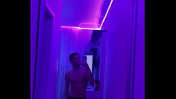 Foi quase 4 horas colocando fita led no quarto todo porém eu acho que dessa vez não vai cair