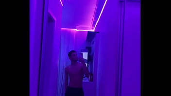 Foi quase 4 horas colocando fita led no quarto todo porém eu acho que dessa vez não vai cair