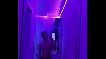 Foi quase 4 horas colocando fita led no quarto todo porém eu acho que dessa vez não vai cair