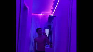 Foi quase 4 horas colocando fita led no quarto todo porém eu acho que dessa vez não vai cair